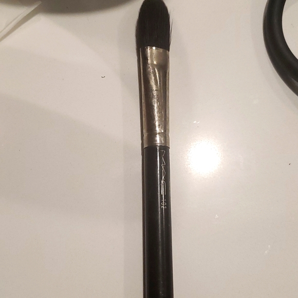 MAC COSMETICS 102 FACE BRUSH - Picture 1 of 3